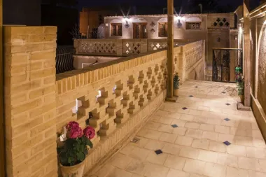اقامتگاه سنتی عمارت طاووسیه اصفهان - نمای محوطه