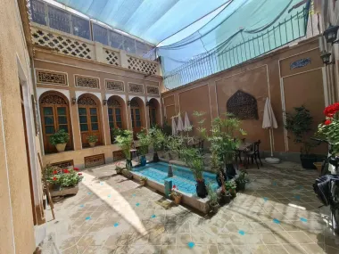 اقامتگاه سنتی عمارت طاووسیه اصفهان - نمای محوطه