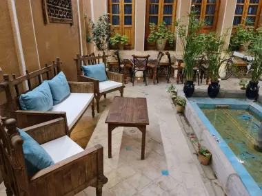 اقامتگاه سنتی عمارت طاووسیه اصفهان - نمای محوطه
