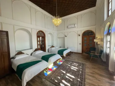 هتل آرمنیا اصفهان - اتاق 4 تخته (1 تخت 2 نفره 2 تخت 1 نفره)