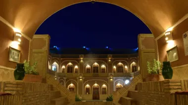 هتل کاروانسرای مشیر یزد - نمای محوطه