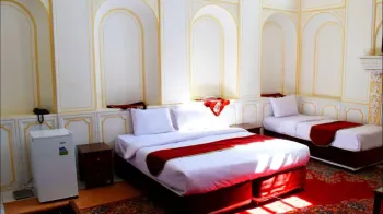 اقامتگاه سنتی خان نشین اصفهان - اتاق 3 تخته (1 تخت 2 نفره و 1 تخت 1 نفره)