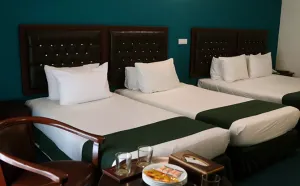 هتل گامبرون کیش - اتاق 4 تخته (1 تخت 2 نفره 2 تخت 1 نفره)