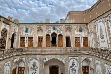 اقامتگاه سنتی سرای سوریجان کاشان - نمای محوطه