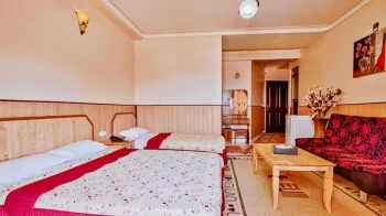 هتل آرام قشم - اتاق 3 تخته (1 تخت 2 نفره 1 تخت 1 نفره)