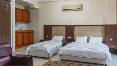 هتل قباد قشم - اتاق 3 تخته (1 تخت 2 نفره 1 تخت 1 نفره)