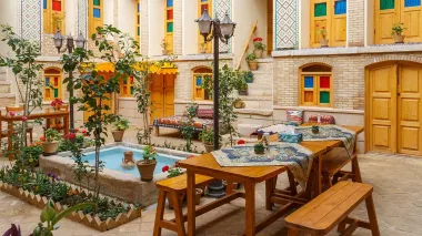 اقامتگاه بومگردی سرای همایونی شیراز - نمای محوطه