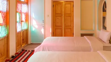 اقامتگاه بومگردی سرای همایونی شیراز - نمای اتاق