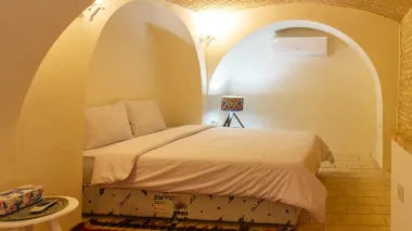 اقامتگاه بومگردی سرای همایونی شیراز - اتاق 2 تخته (1 تخت 2 نفره)