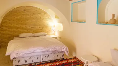 اقامتگاه بومگردی سرای همایونی شیراز - اتاق 2 تخته (1 تخت 2 نفره)