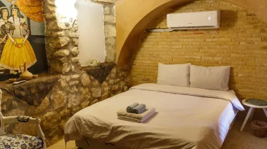 اقامتگاه بومگردی سرای همایونی شیراز - اتاق 2 تخته (1 تخت 2 نفره)