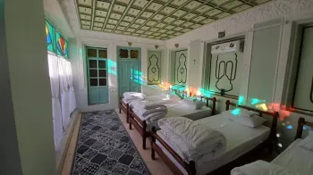 اقامتگاه بومگردی سووشون شیراز - اتاق 4 تخته (4 تخت 1 نفره)