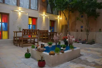 اقامتگاه بومگردی سووشون شیراز - نمای محوطه