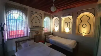 اقامتگاه بومگردی سووشون شیراز - اتاق 3 تخته (1 تخت 2 نفره 1تخت 1 نفره)