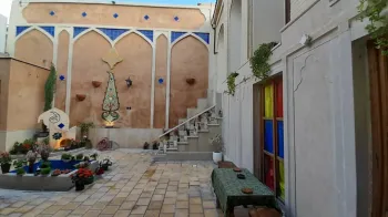 اقامتگاه بومگردی سووشون شیراز - نمای محوطه