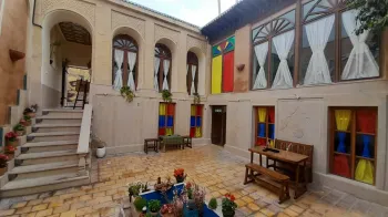 اقامتگاه بومگردی سووشون شیراز - نمای محوطه