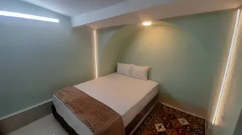 اقامتگاه بومگردی سووشون شیراز - اتاق 2 تخته (1 تخت 2 نفره)