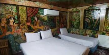 اقامتگاه بومگردی لوتوس شیراز - اتاق 3 تخته (1 تخت 2 نفره 1 تخت 1 نفره)