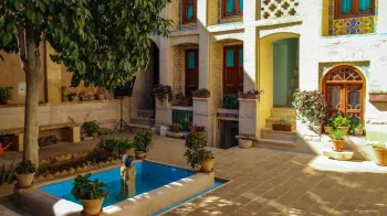 اقامتگاه بومگردی لوتوس شیراز - نمای محوطه