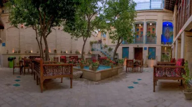 اقامتگاه سنتی تابش شیراز - نمای محوطه