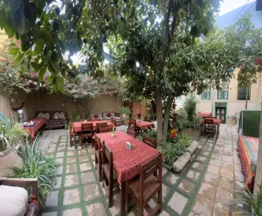 اقامتگاه سنتی ترنجستان شیراز - نمای محوطه