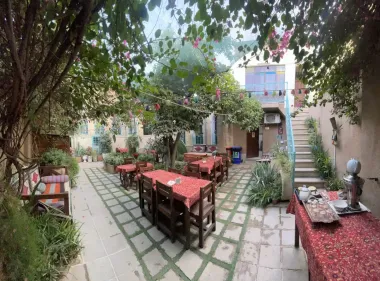 اقامتگاه سنتی ترنجستان شیراز - نمای محوطه