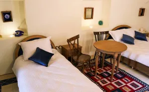 اقامتگاه سنتی راوی شیراز - اتاق 3 تخته (1 تخت 2 نفره 1 تخت 1 نفره)