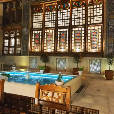 هتل بوتیک عمارت محلاتی شیراز - نمای محوطه