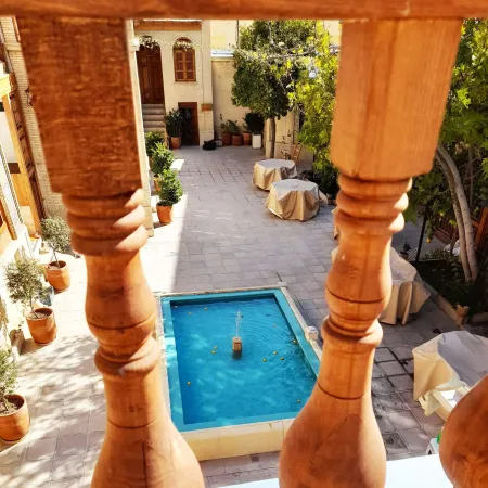 هتل بوتیک عمارت محلاتی شیراز - نمای محوطه