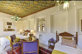 اقامتگاه سنتی عمارت سحرخیزان شیراز - اتاق 3 تخته (1 تخت 2 نفره 1 تخت 1 نفره)