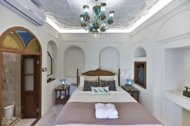 اقامتگاه سنتی عمارت سحرخیزان شیراز - اتاق 2 تخته (1 تخت 2 نفره)