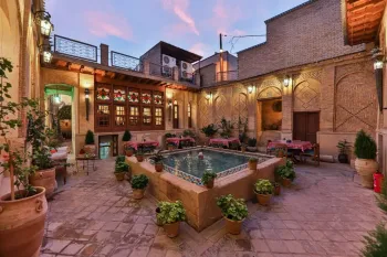 اقامتگاه سنتی عمارت سحرخیزان شیراز - نمای محوطه