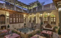 اقامتگاه سنتی عمارت سحرخیزان شیراز - نمای محوطه