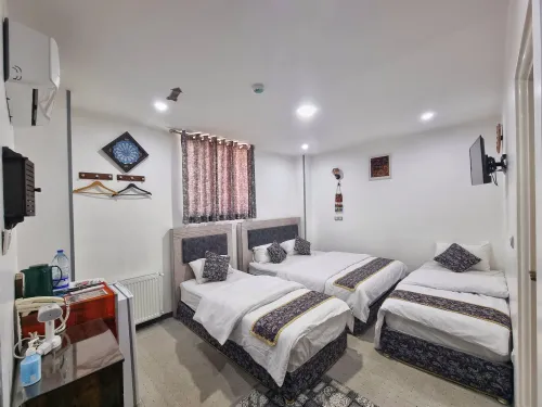 اقامتگاه سنتی سیمرغ شیراز - اتاق 4 تخته (1 تخت 2 نفره 2 تخت 1 نفره)