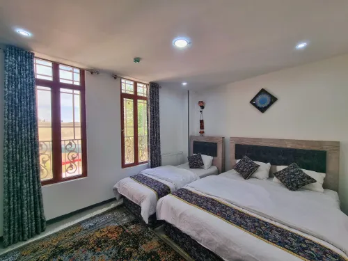 اقامتگاه سنتی سیمرغ شیراز - اتاق 3 تخته (1 تخت 2 نفره 1 تخت 1 نفره)