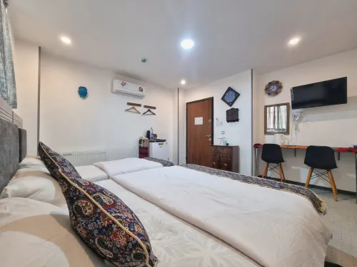 اقامتگاه سنتی سیمرغ شیراز - اتاق 3 تخته (1 تخت 2 نفره 1 تخت 1 نفره)