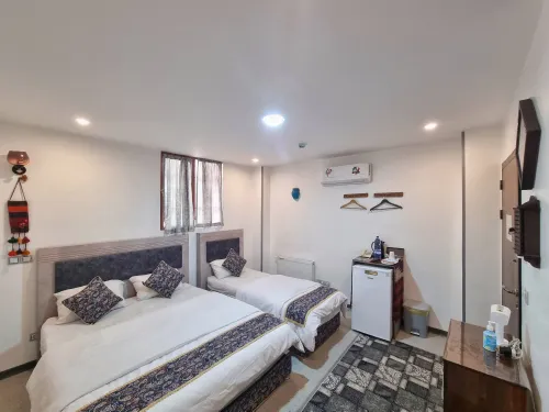 اقامتگاه سنتی سیمرغ شیراز - اتاق 3 تخته (1 تخت 2 نفره 1 تخت 1 نفره)