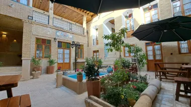 اقامتگاه سنتی طاوسی شیراز - نمای محوطه