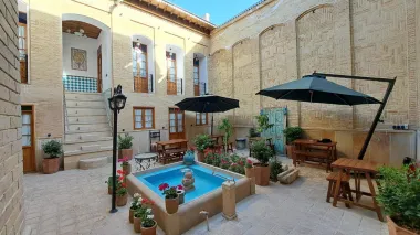 اقامتگاه سنتی طاوسی شیراز - نمای محوطه