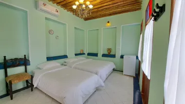 اقامتگاه سنتی طاوسی شیراز - اتاق 3 تخته (1 تخت 2 نفره 1 تخت 1 نفره)