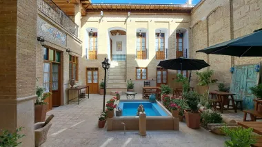 اقامتگاه سنتی طاوسی شیراز - نمای محوطه