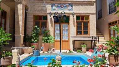 اقامتگاه سنتی طاوسی شیراز - نمای محوطه