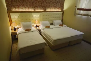 هتل لطفعلی خان شیراز - اتاق 3 تخته (1 تخت 2 نفره 1 تخت 1 نفره)