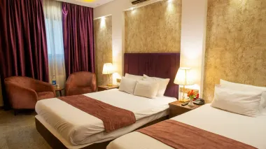 هتل تالار شیراز - اتاق 3 تخته (1 تخت 2 نفره 1 تخت 1 نفره)