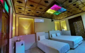 هتل سنتی نیایش شیراز - اتاق 3 تخته (1 تخت 2 نفره 1 تخت 1 نفره)