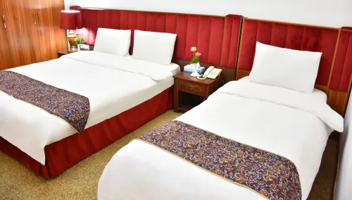 هتل اطلس شیراز - اتاق 3 تخته (1 تخت 2 نفره 1 تخت 1 نفره)