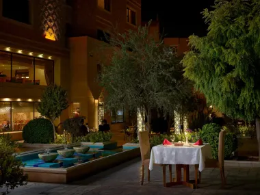 هتل زندیه شیراز - نمای محوطه