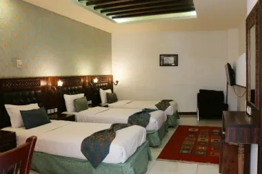 هتل وکیل شیراز - اتاق 3 تخته (3 تخت 1 نفره)