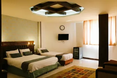 هتل وکیل شیراز - اتاق 3 تخته (1 تخت 2 نفره 1 تخت 1 نفره)