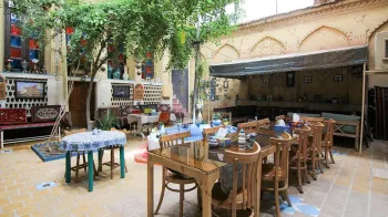 اقامتگاه سنتی گلشن شیراز - نمای محوطه